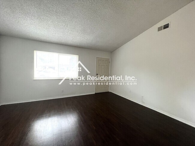 Foto del edificio - Charming 2 bd/1 ba Citrus Heights Duplex!