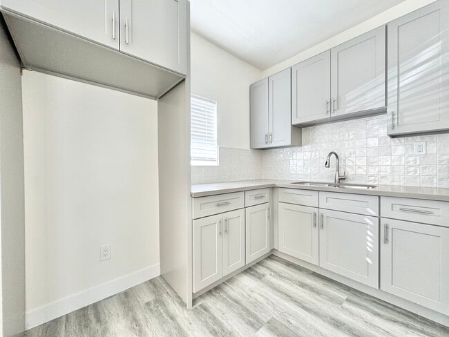 Building Photo - 1058 Normandie Ave
