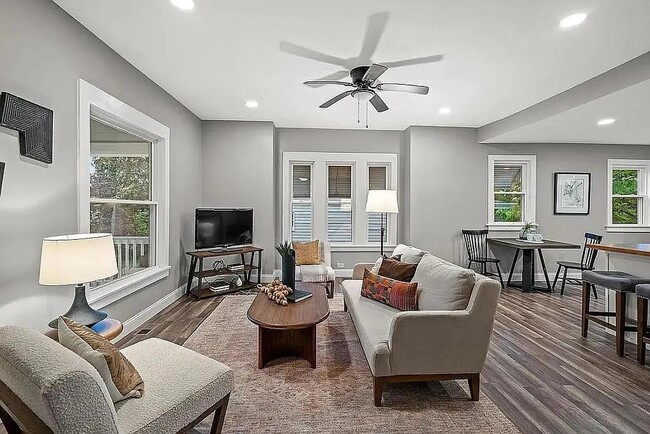 Foto del edificio - 5811 Bramble Ave