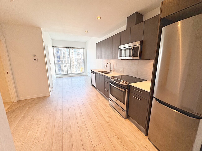 Building Photo - Centre West - 2416