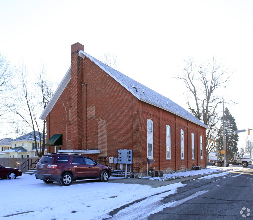 Building Photo - 702 E Market St