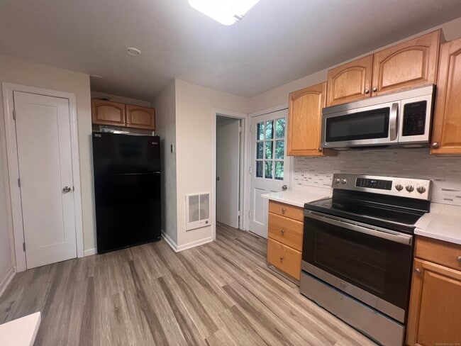 Building Photo - 11 E Hills Dr