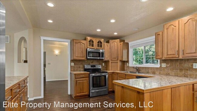 Building Photo - 6 br, 3.5 bath House - 11000 McMillan