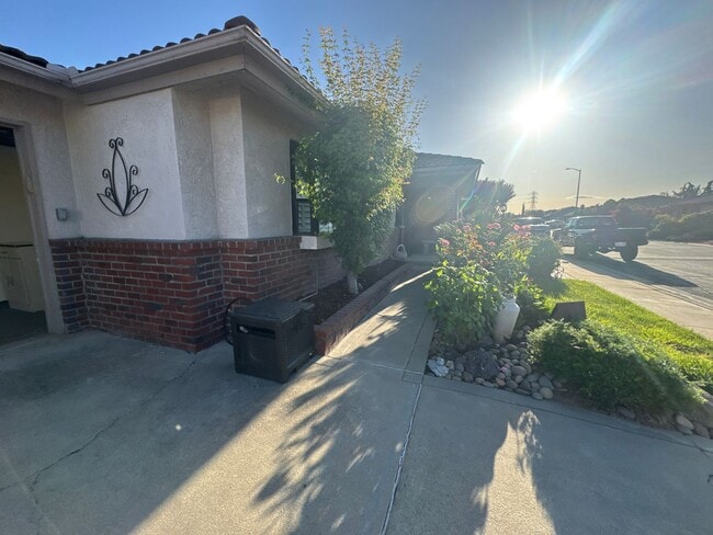 Building Photo - Charming 3 bed 2 bath home
