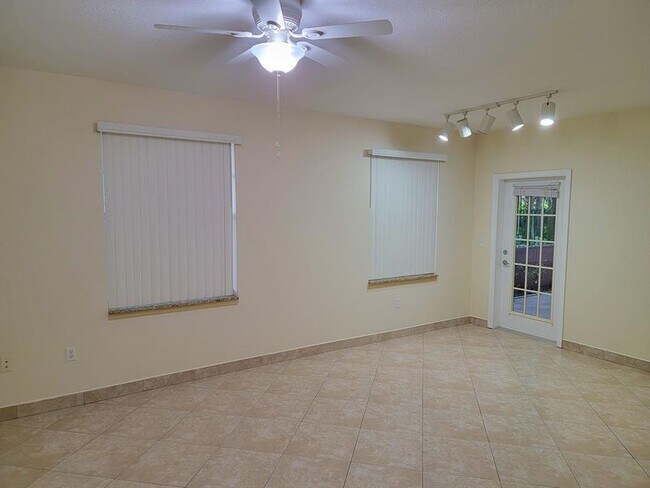 Foto del edificio - 6652 W Sample Rd