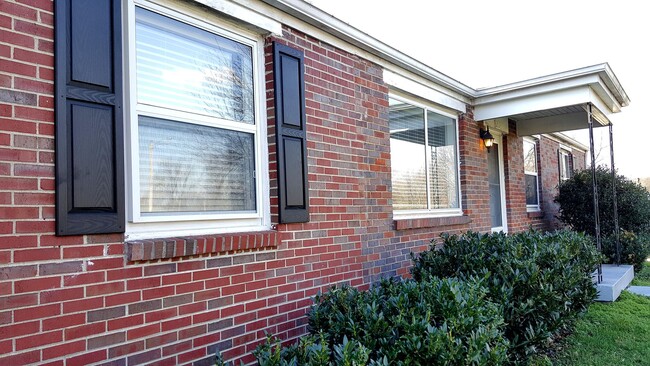 Building Photo - ONE LEVEL 3 Bedroom 1.5 Bath Brick Home in...