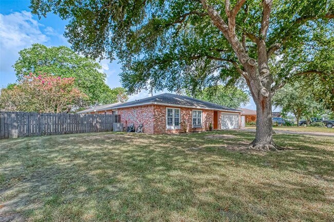 Building Photo - 2213 Baylor Dr