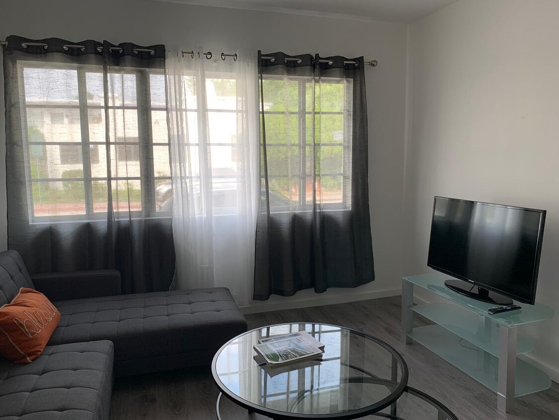 Building Photo - 810 7th St