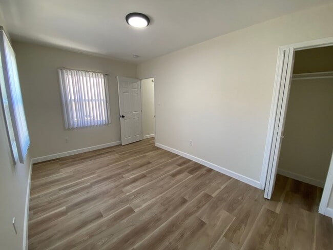 Building Photo - 1645 W Adams Blvd