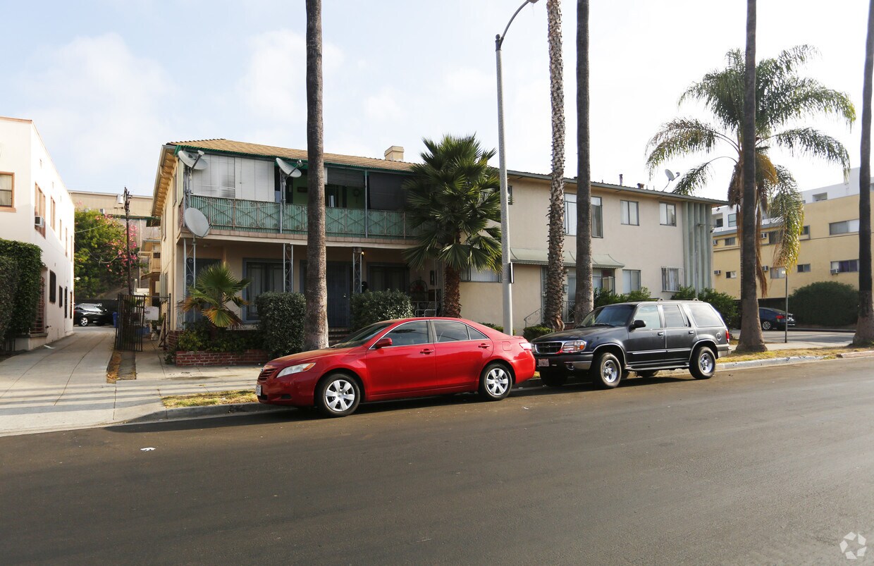 Edificio - 1661-1665 N Bronson Ave