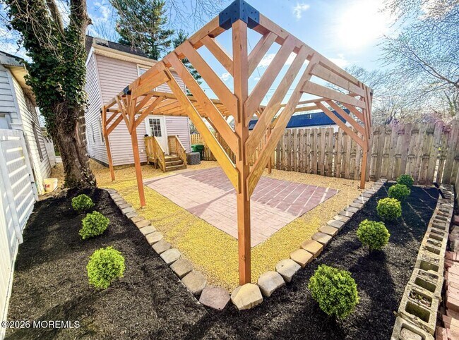 Building Photo - 7 Front St