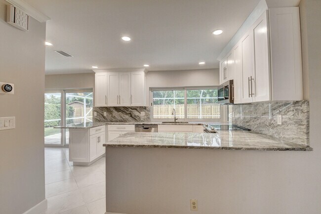 Building Photo - 701 Apple Tree Ln