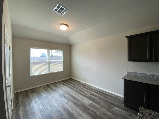 Foto del edificio - Welcome home to this beautiful 4 bedroom, ...