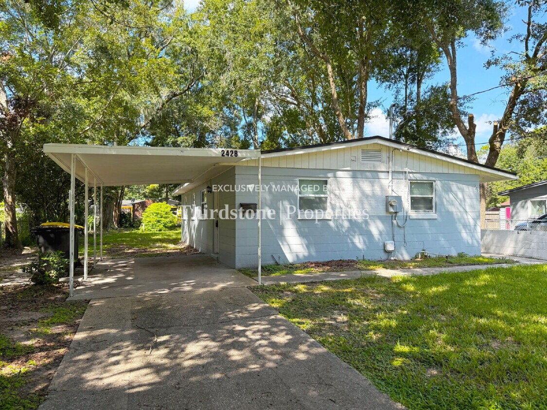 Foto principal - 2428 Miss Muffet Ln W