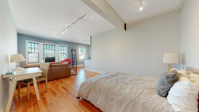 Building Photo - GORGEOUS PACIFIC HEIGHTS TOP FLOOR UNIT WI...
