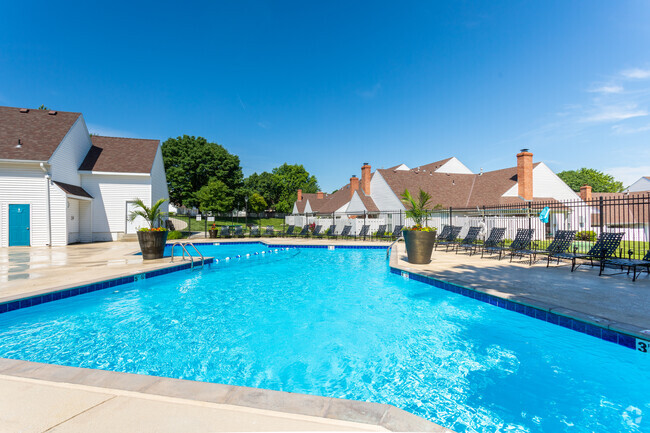 Relax By The Pool - Pinegate West