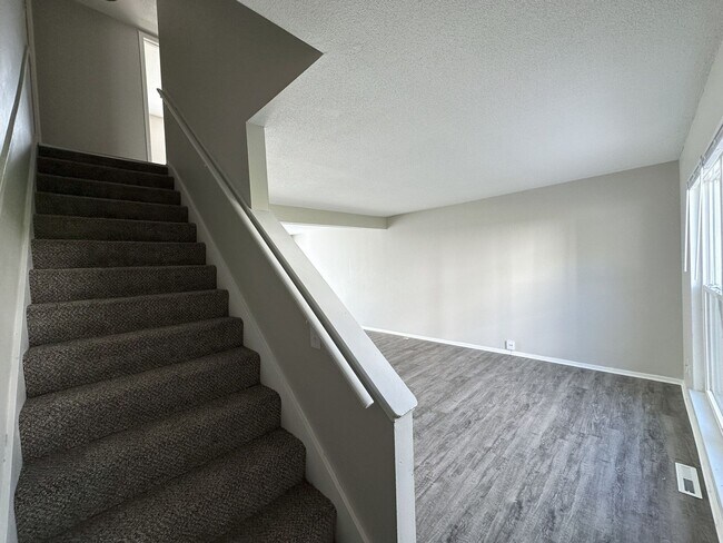 Building Photo - Spacious 2 Bed, 2 Bath Townhome in Overlan...