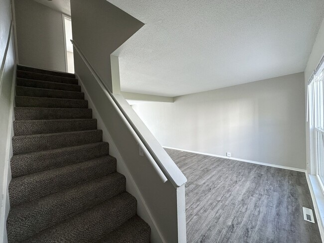 Building Photo - Updated 1 Bedroom Apartment in Overland Pa...