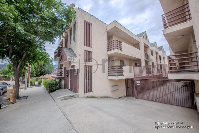 Foto del edificio - 10115 Pinewood Ave