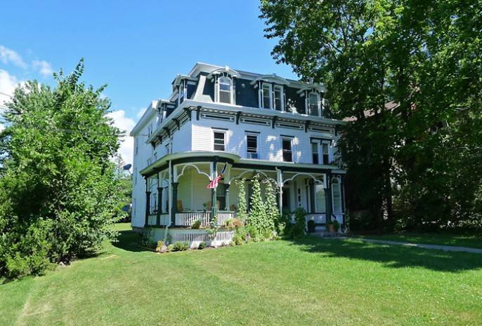 Primary Photo - 129 William St