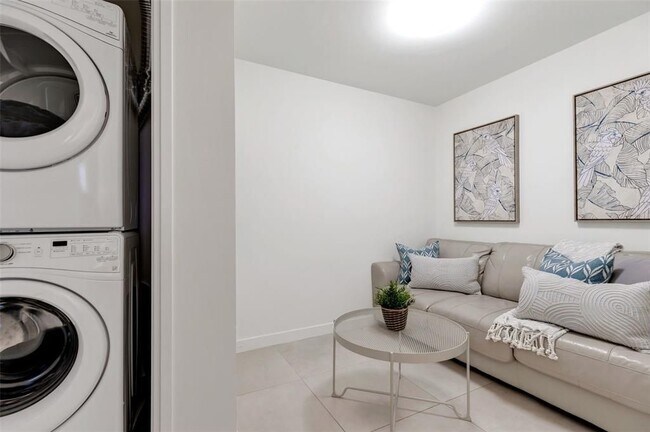 Foto del edificio - 401 N Birch Rd