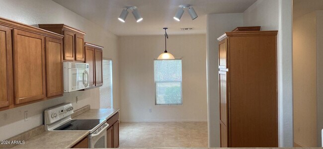 Building Photo - 5257 W Shumway Farm Rd