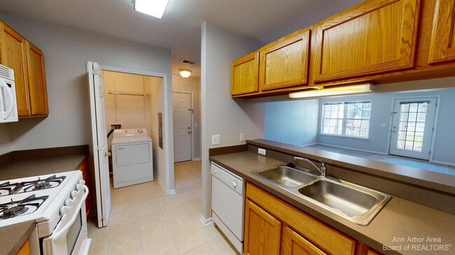 Building Photo - 2785 S Knightsbridge Cir
