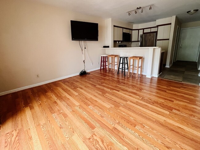 Building Photo - 1440 Seneca Dr
