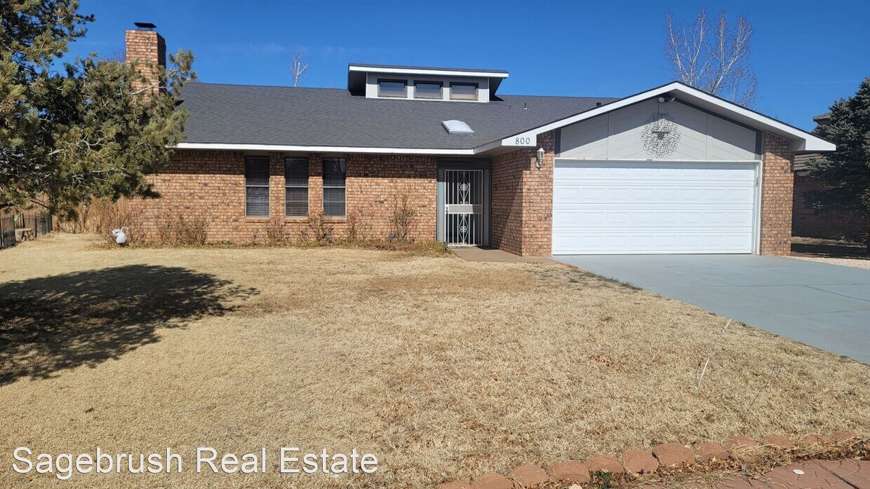 Foto principal - 3 br, 2 bath House - 800 Rosewood Dr.