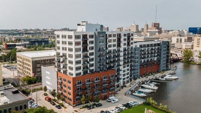 Building Photo - 106 W Seeboth St