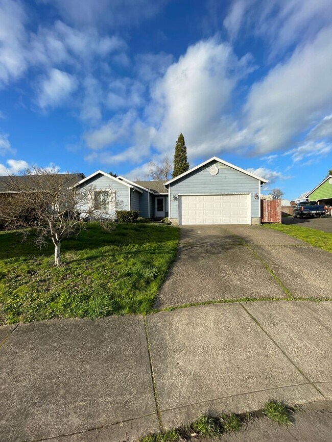 Building Photo - Hard to find 3 bedroom house in Monmouth!