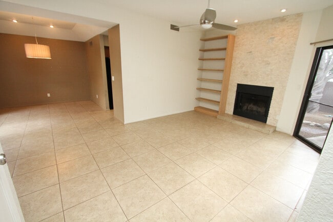 Living room & fireplace - 5557 N Mica Mountain Dr