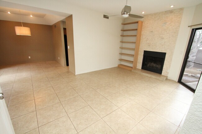 Sala de estar y chimenea - 5557 N Mica Mountain Dr