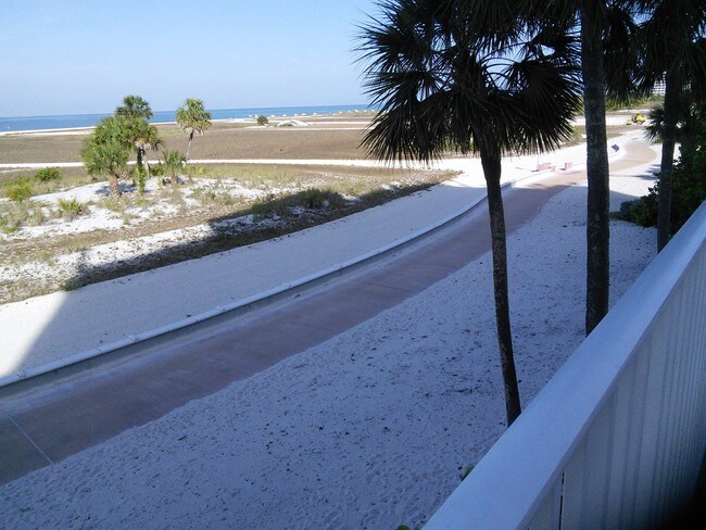 Sendero de playa hacia el norte - 11000 Gulf Blvd