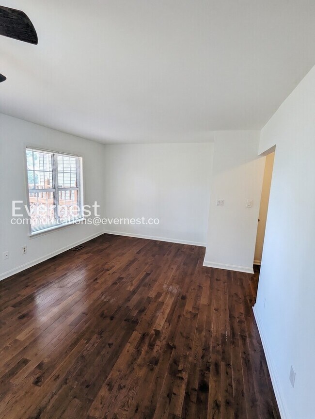 Building Photo - 3 Bed, 3.5 Bath Townhome with Modern Amenities / Available Soon!