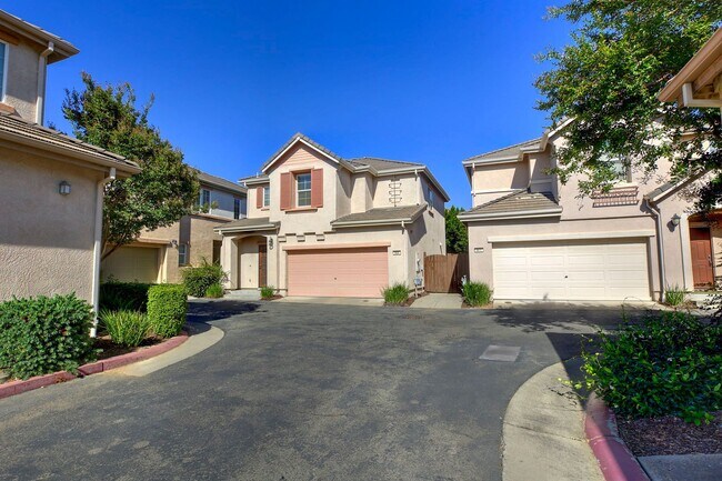 Building Photo - Experience the Best of Lincoln Crossing Li...