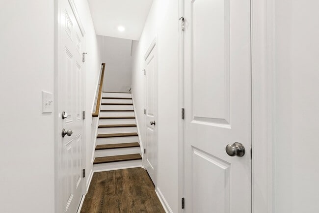 Foto del edificio - Chic End-Unit Townhome in Forestville Station!