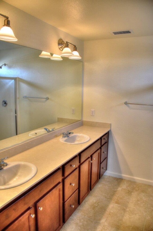 Building Photo - Beautiful Riverpark Home With All Applianc...