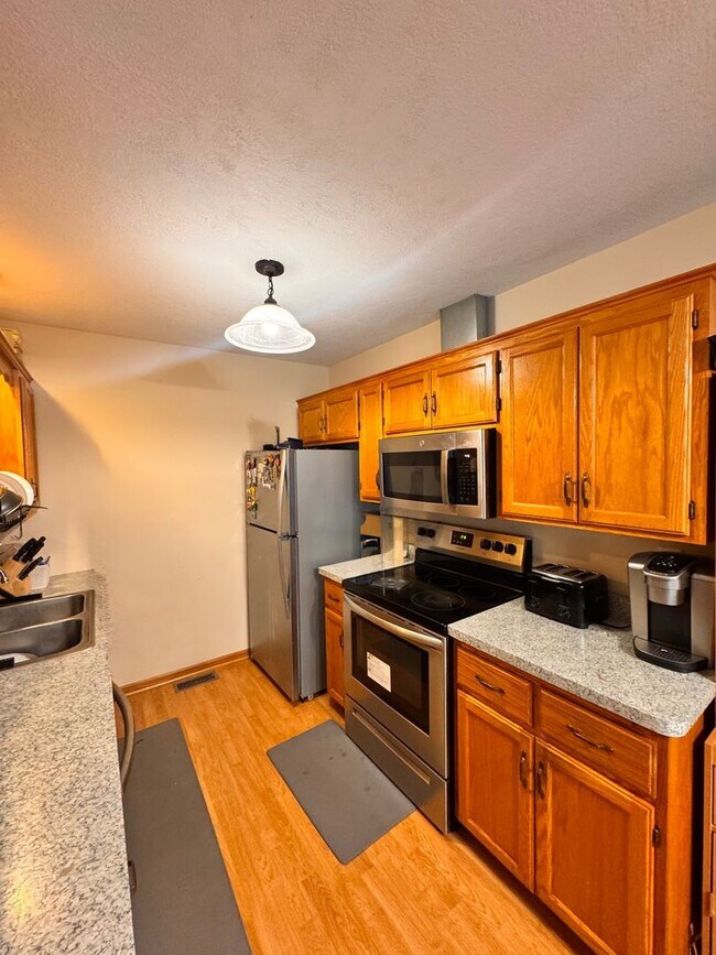 Foto del edificio - Gorgeous 3 Bedroom, 2 Full Bathroom Townhome in Desirable Location