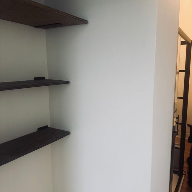 zona de ropa blanca en el baño - 1412 E Marquette Rd