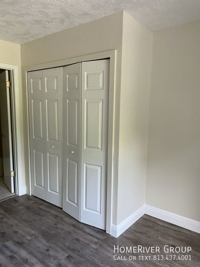 Building Photo - 2 bedroom for rent near the college.