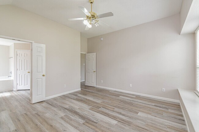 Foto del edificio - 14214 Silver Glade Ln