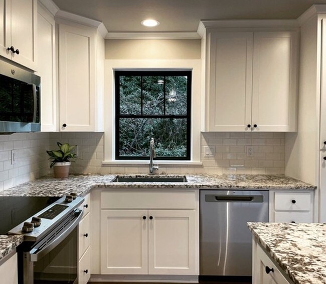 Building Photo - BEAUTIFUL CUSTOM - BUILT SINGLE LEVEL HOME...
