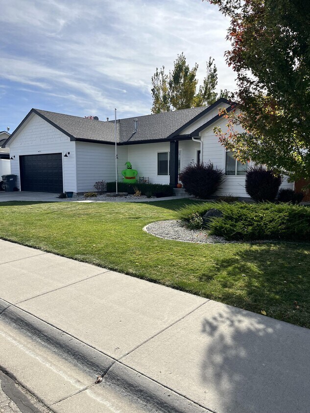 365 NE Greystone Loop, Mountain Home, ID 83647 House Rental in