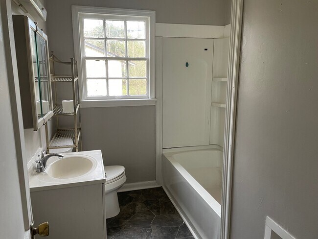 Baño - 1101 Tillman Dr