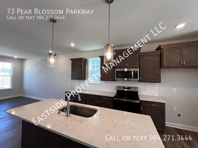 Foto del edificio - 73 Pear Blossom Pkwy