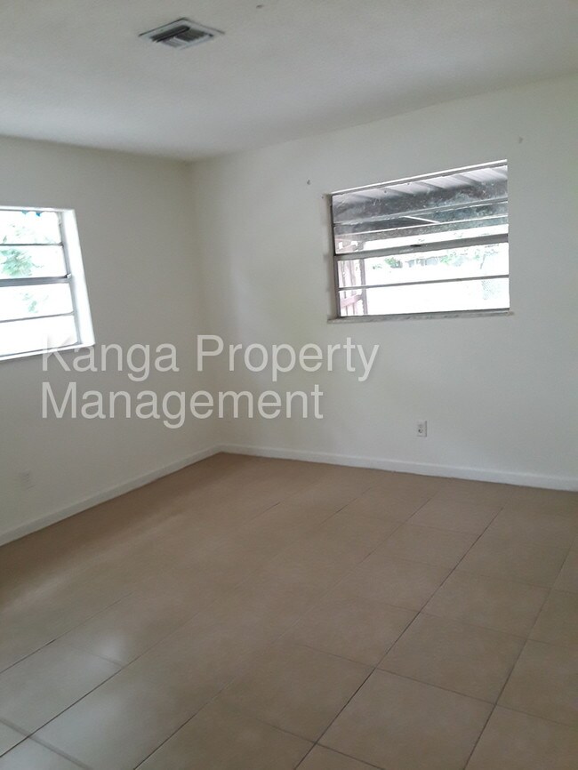 Building Photo - Nice 2 bedroom with big back yard