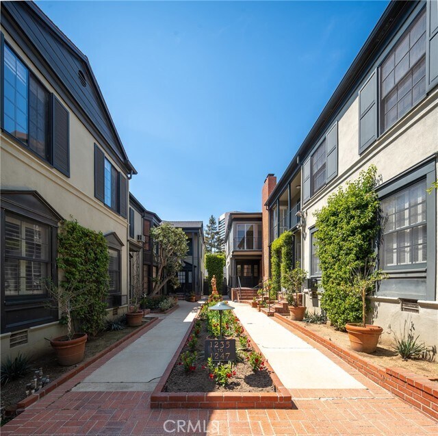 Foto del edificio - 1241 S Beverly Glen Blvd