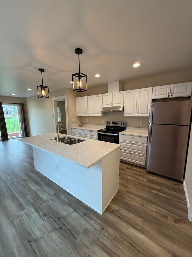 Building Photo - Modern Luxury ADU Retreat with Open Kitchen, Island & Private Yard