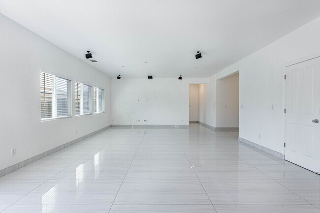 Foto del edificio - 4 bedroom home for RENT in Manteca with RV...